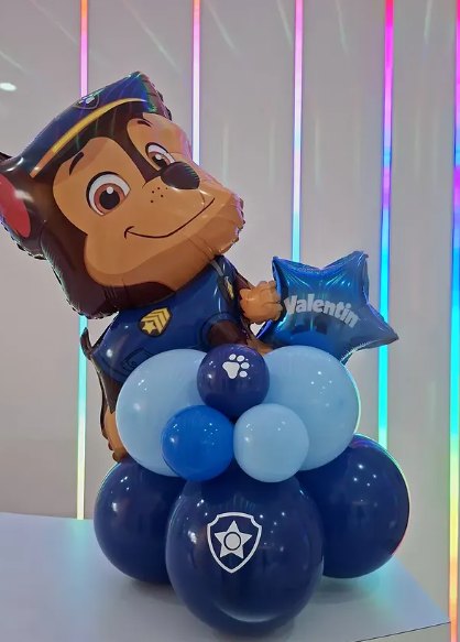 Centro de mesa de balões azuis com o personagem Chase da Patrulha Canina e estrela com o nome Valentin